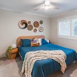 The Perfect Stay For Your Group Getaway - Sleeps 7 - Close To Everything