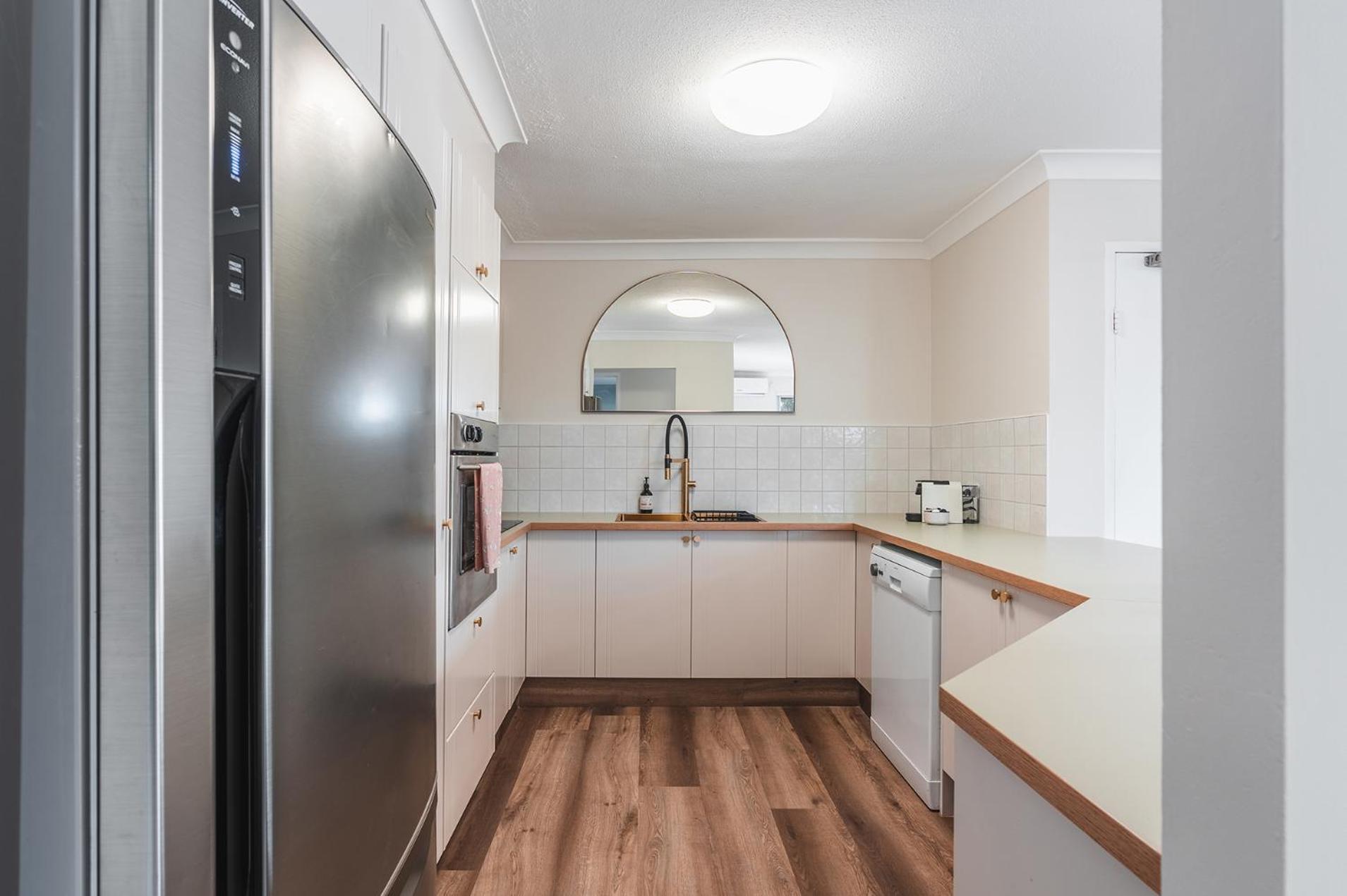 The Perfect For Your Group Getaway - Sleeps 7 - Close To Everything Apartment *
