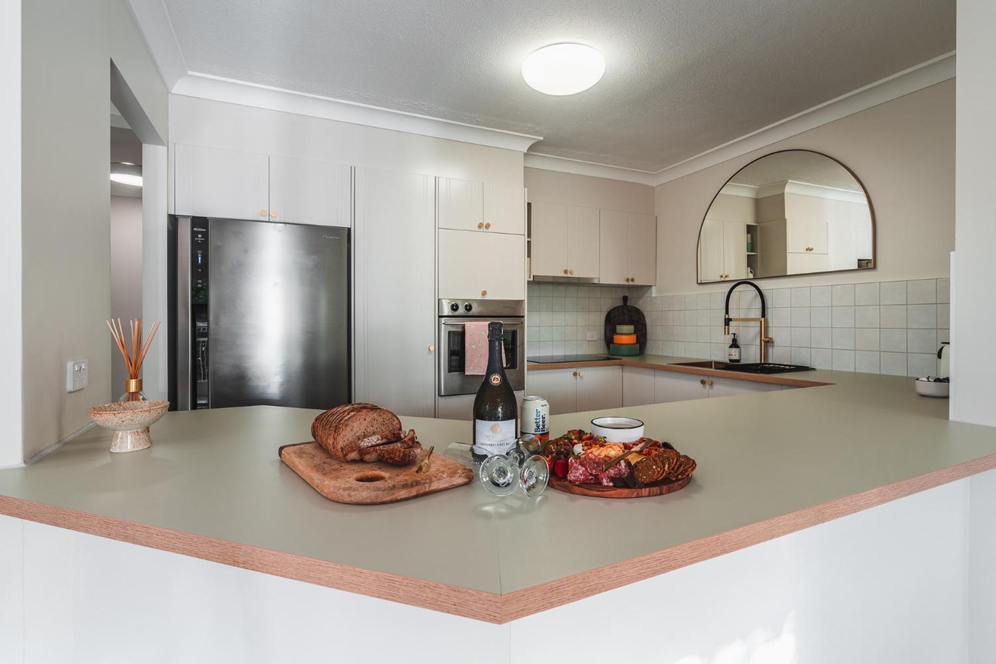 Apartment The Perfect For Your Group Getaway - Sleeps 7 - Close To Everything